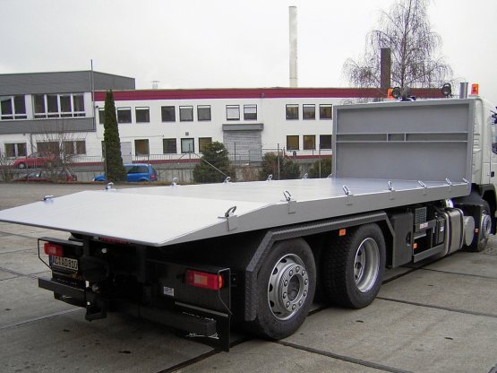 HÜLLENKREMER Containerbau NRW - Spezielle Abroll-Container-Plattform zum Baugeräte-Transport